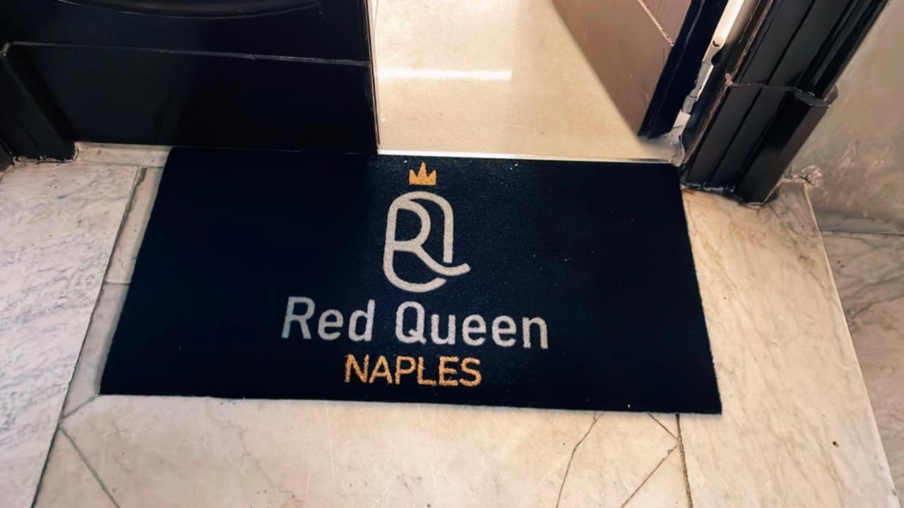 Red Queen نابولي المظهر الخارجي الصورة
